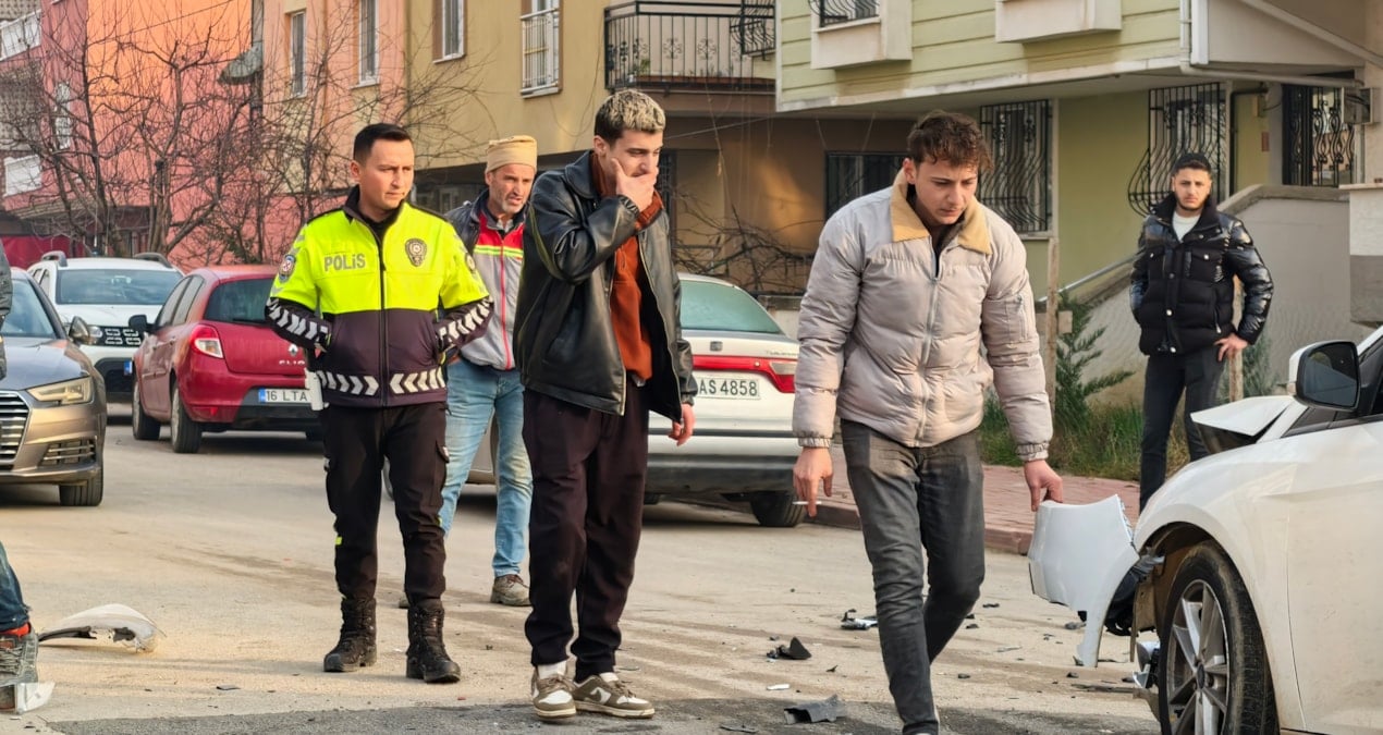 Otomobiller çarpıştı! 3 kişi ölümden döndü