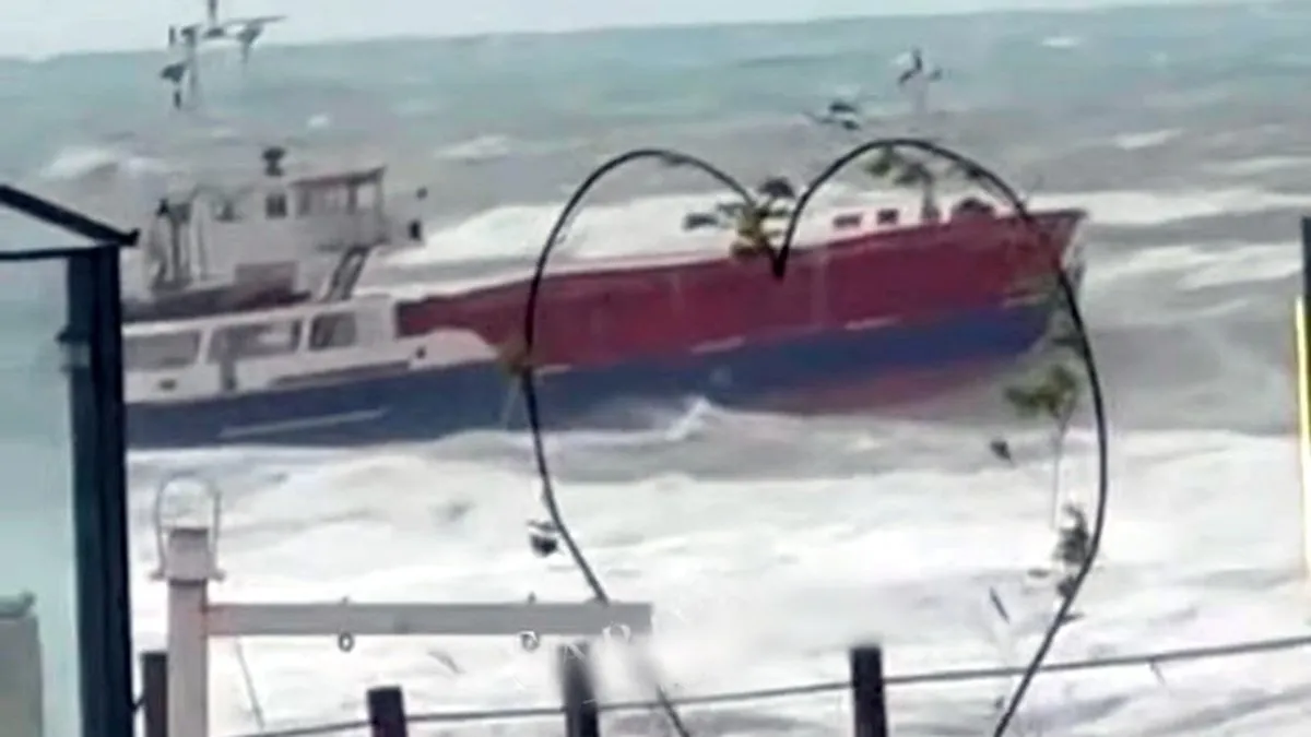 Kilyos’ta panik: Kuru yük gemisi dev dalgalarda sürüklendi