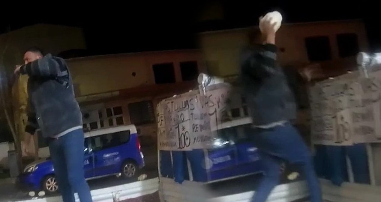 Zabıta ile tartışan peynirci isyan etti! Hepsini yere döktü